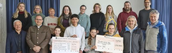 Das Foto zeigt (vo., v. li.) Klaus Förster (Leiter Realschule), Andreas Spanner (Förderverein Realschule), Louise (13, SMV Realschule), Louis (15, SMV Realschule), Nazlije (11) und Lea (13, beide Schultze-Jahn-Schule), Peter Burger (Tölzer Tafel) und Klau