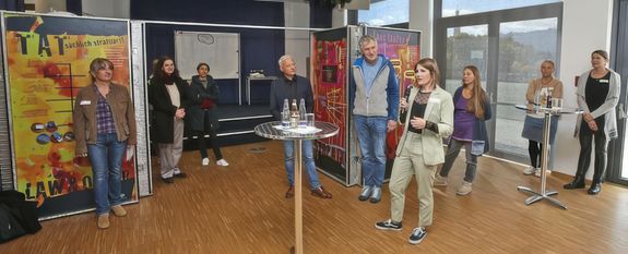 Eröffnung der interaktiven Ausstellung vor geladenen Gästen aus dem Landratsamt, der Jugendhilfe und den Schulen.