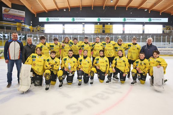 as Eishockeyteam der Tölzer Realschule beim Bayern-Cup (hi., v.li.): Markus Huber (betreuender Lehrer), Schulleiter Klaus Förster, Quirin Jungermayr, Jan Pucek, Nole Zvijercevic, Florentin Renner, Marinus Pichler, Aliya Hammerl, Oliver Hünrichs, Benedikt Eimansberger, Niklas Stoljarov, Franz Fritzmeier (EC Bad Tölz) sowie (vo., v.li.) Christoph Hillewaert, Benedikt Schöffmann, Tino Draksler, Lena Ertl, Anna Echsle, Steffi Gröger, Moritz Götzner und Maxi Rosen. © Arndt Pröhl