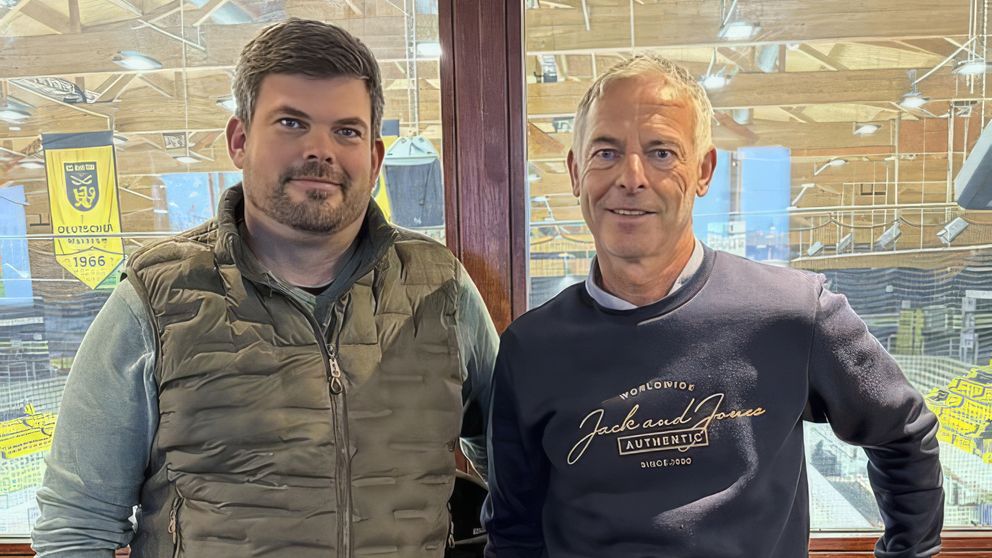 Immer mittwochs und donnerstags hilft Hans Krey (re.) den Schülern in der Stadionwirtschaft dabei, ihre Hausaufgaben zu erledigen.