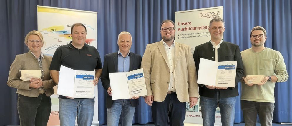 Die frischgebackenen Bildungspartner: (v.li.) Christin Hosfeld (1. Konrektorin), Albert Gast (Ausbildungsleiter Hawe Hydraulik), Klaus Förster (Schulleiter), Matthias Kaiser (IHK-Bildungsberater), Markus Huber (Koordinator der beruflichen Orientierung) un