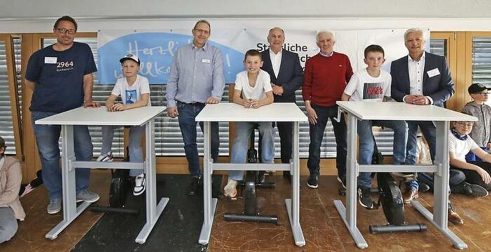 Drei weitere Spinningräder für die Realschule Bad Tölz präsentierten (v. li.) Andreas Petsch (Sportlehrer), Manfred Klaar (Vorstand Raiffeisenbank im Oberland), Franz Fritzmeier (Organisator) und Schulleiter Klaus Förster. © Arndt Pröhl